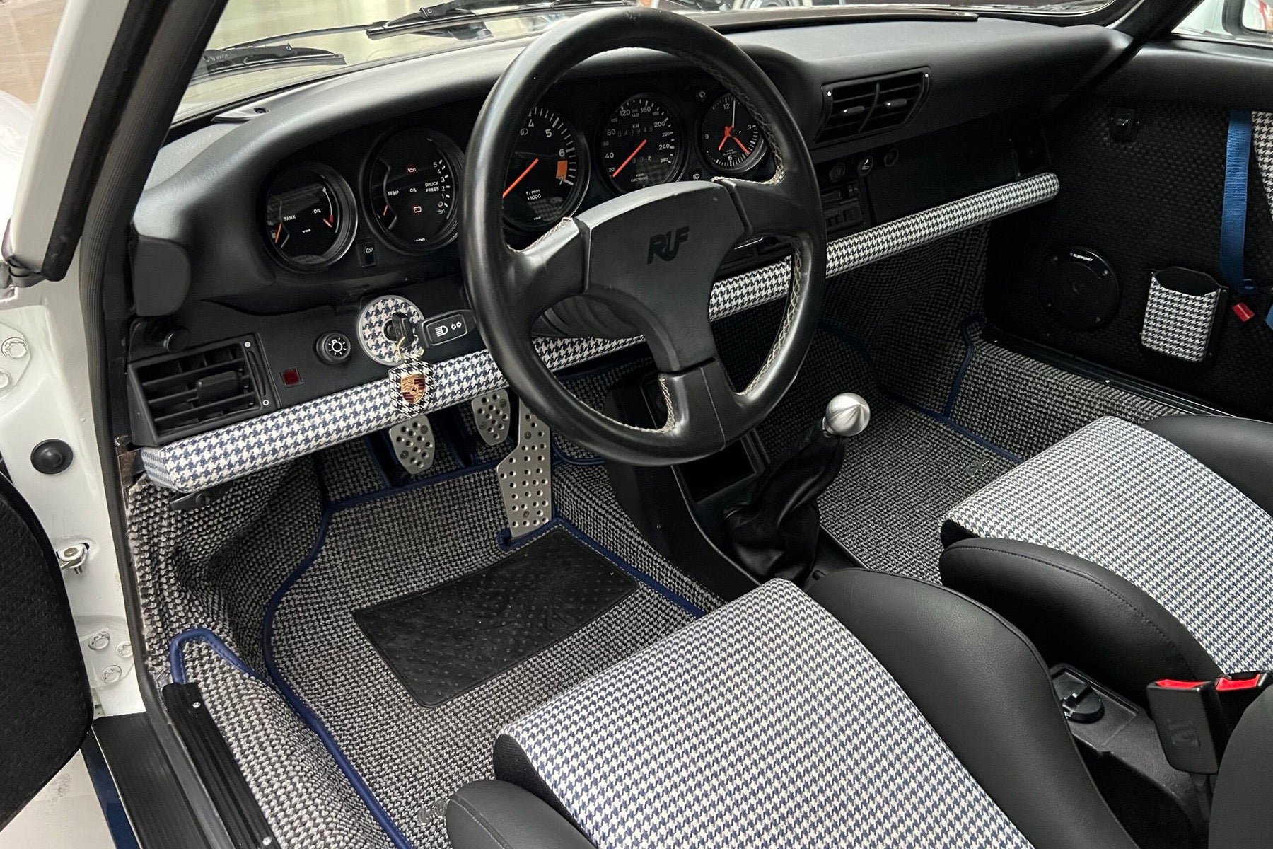 Porsche 911 Carrera 3.2 RUF Turbo-Look 1986 (librea Rothmans) - foto 12