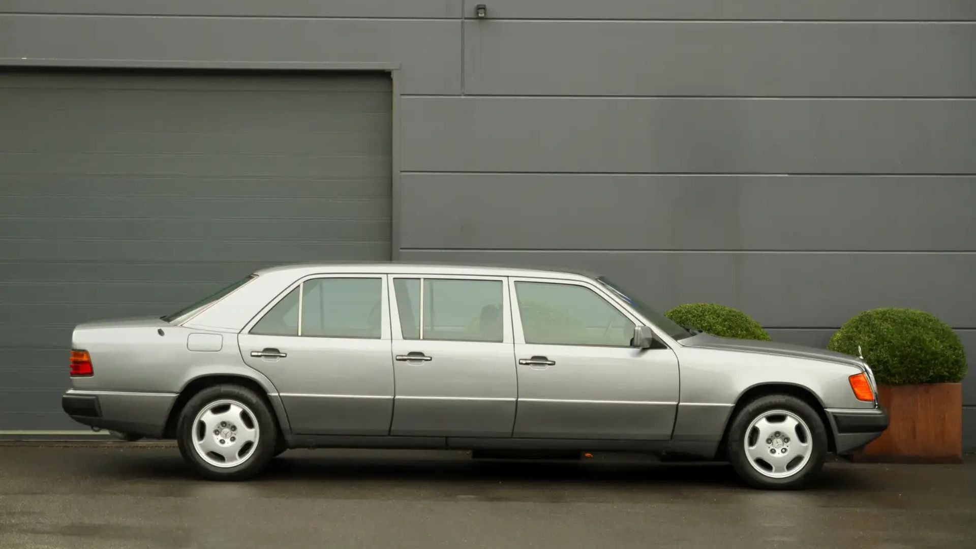 Mercedes 260E Pullman Limousine