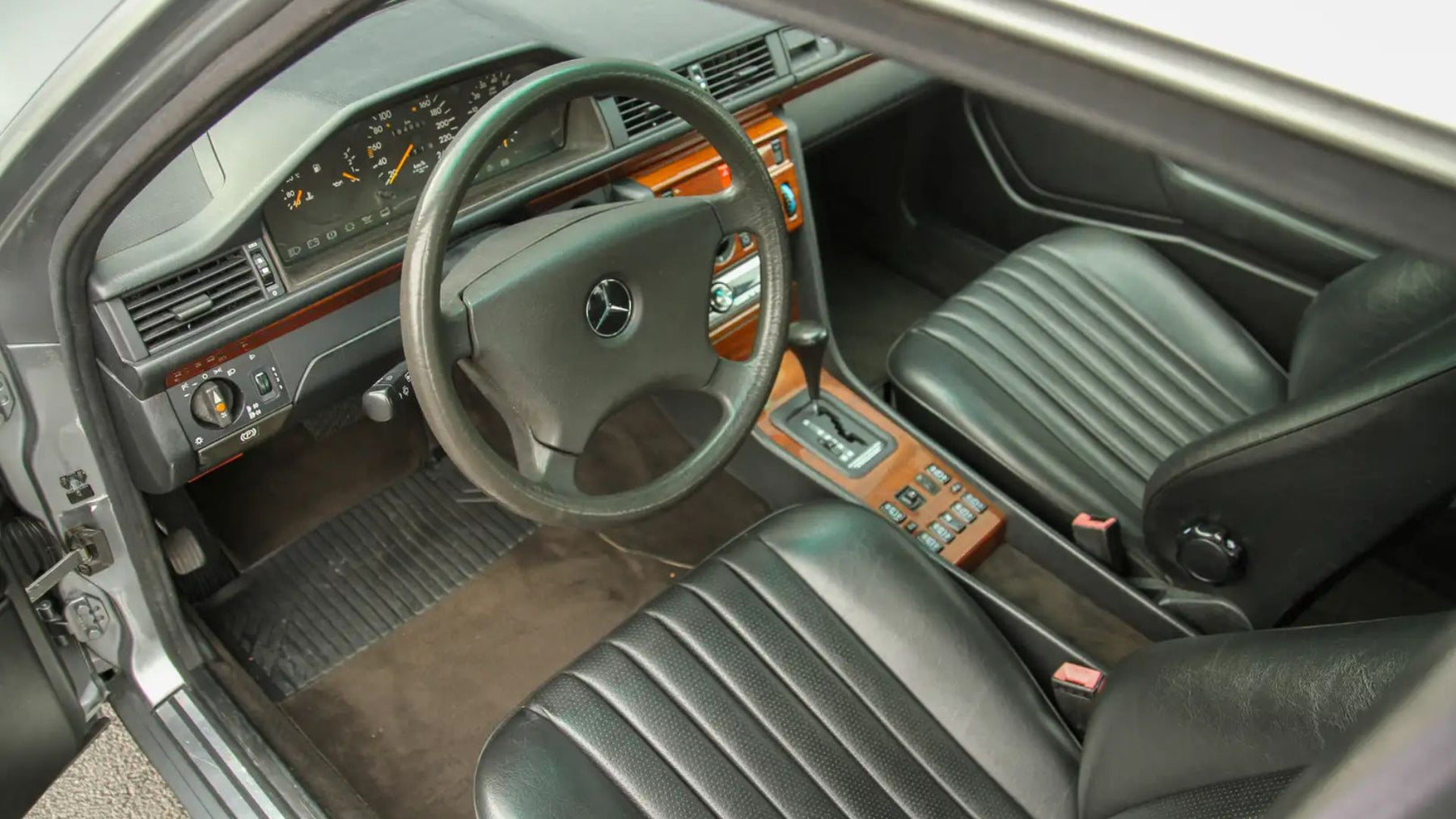 Mercedes 260E Pullman Limousine — foto 10