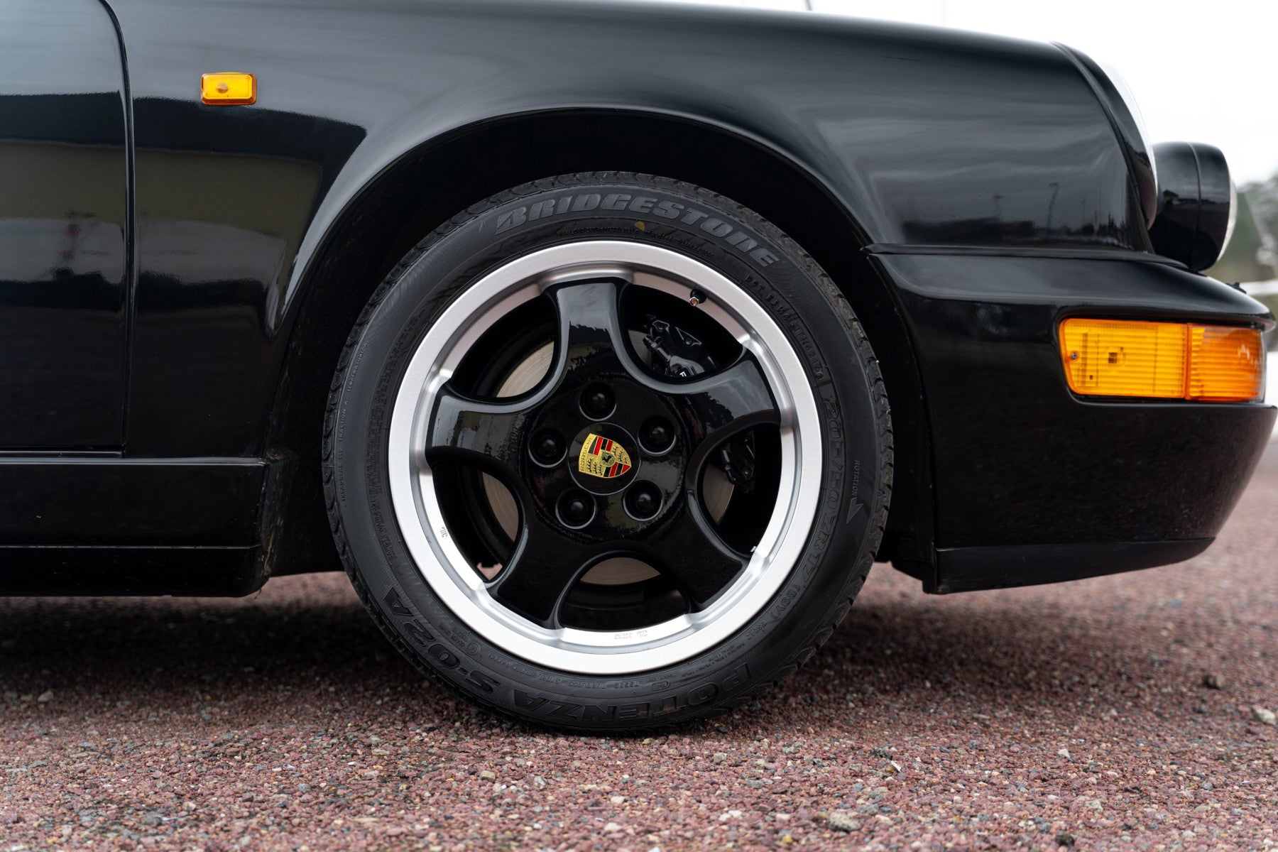 Porsche 964 Carrera 2 Cabriolet 1991 en negro - exterior