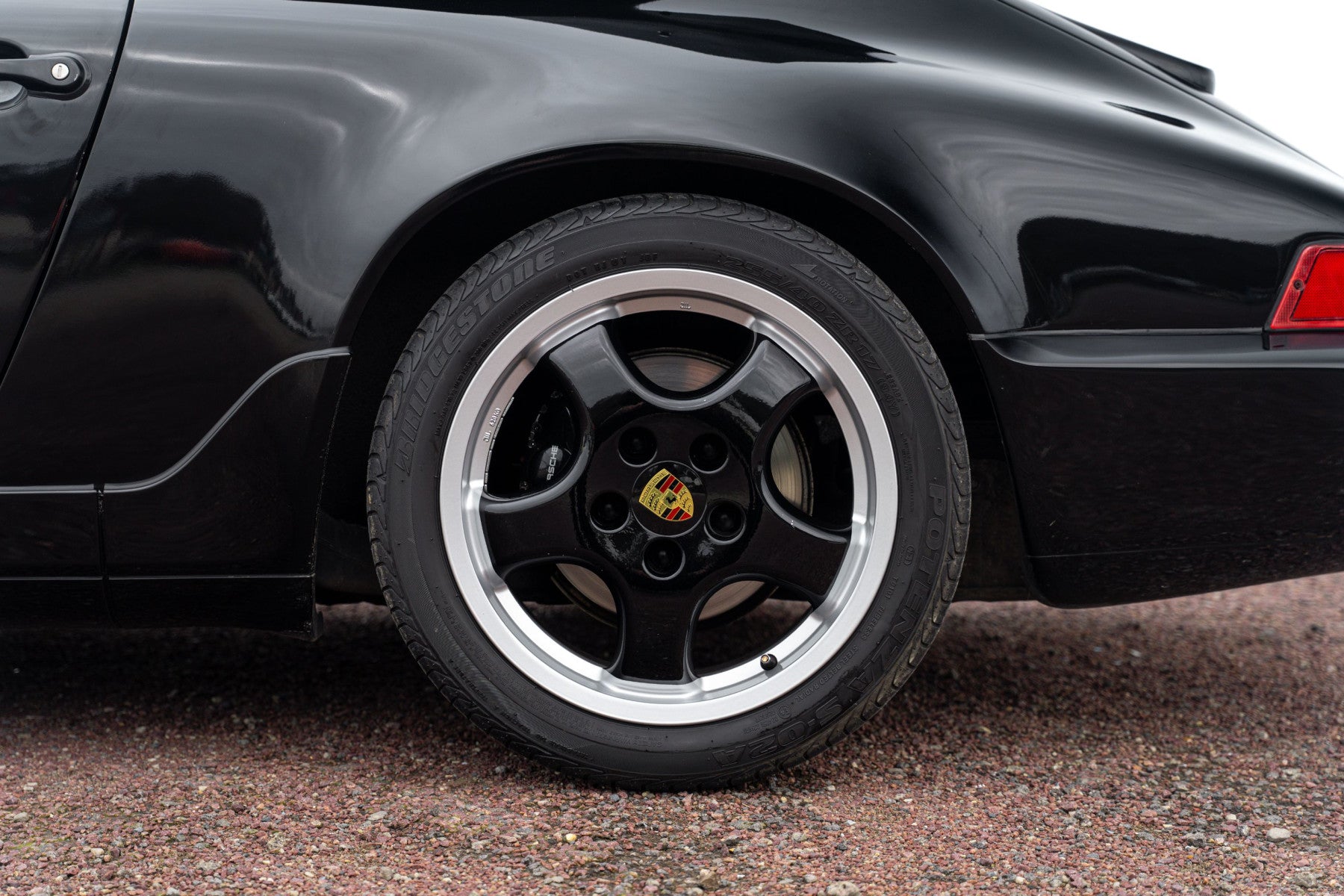 Porsche 964 Carrera 2 Cabriolet 1991 en negro - exterior