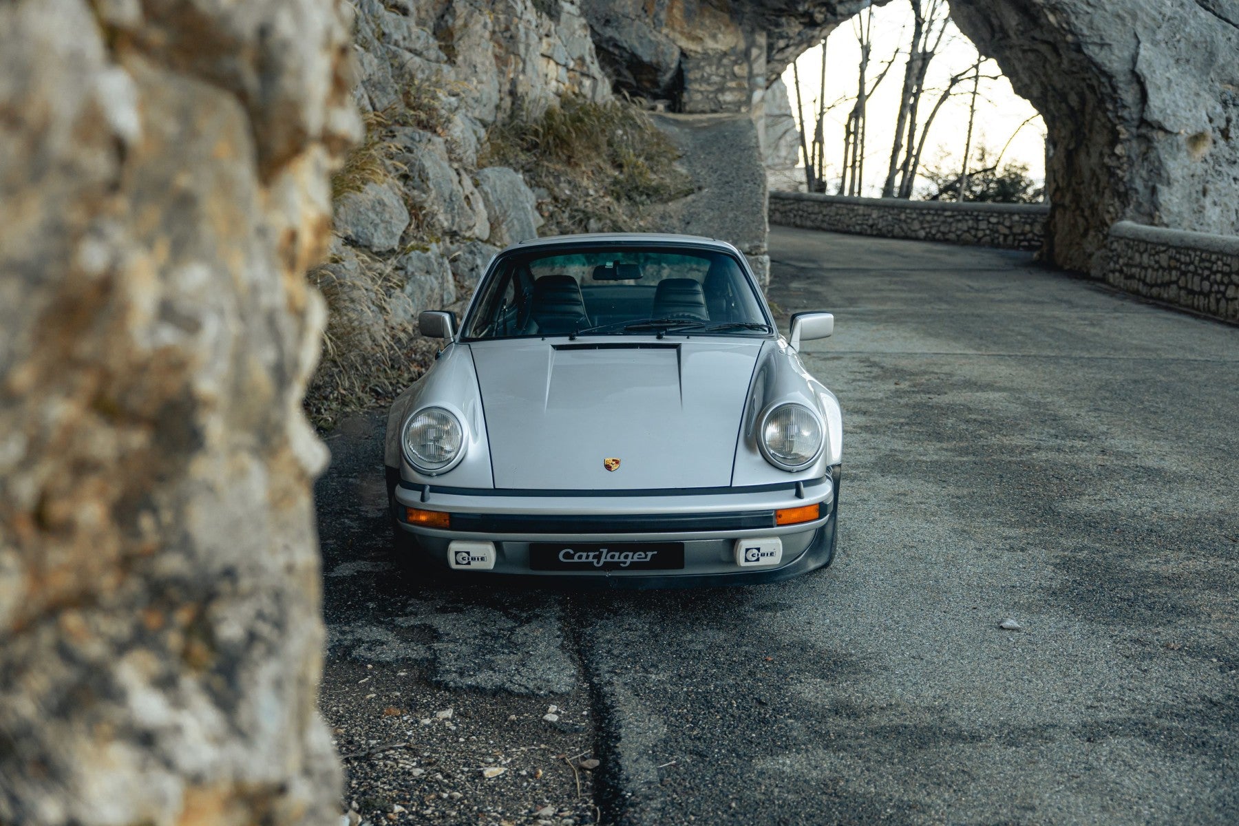 Porsche 930 Turbo 3.0 1977 en gris claro - exterior