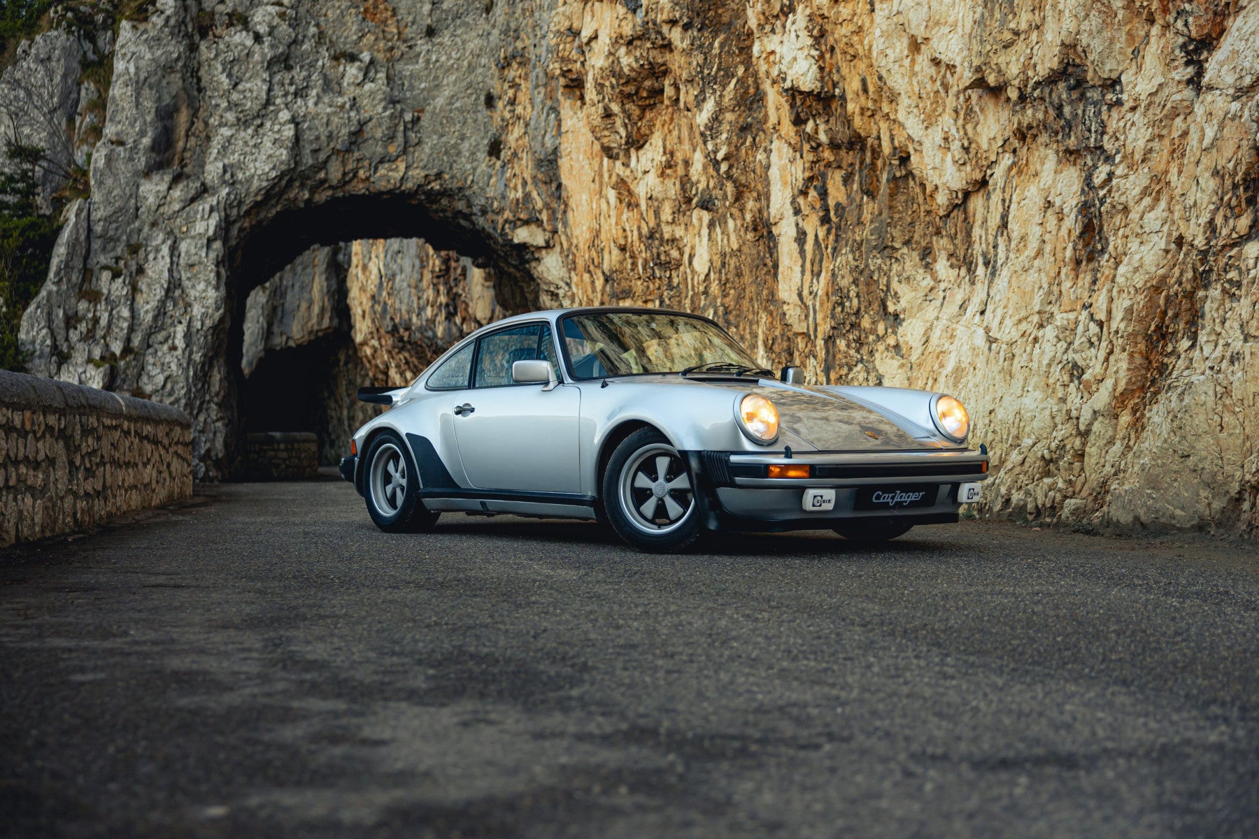 Porsche 930 Turbo 3.0 1977 en gris claro - exterior