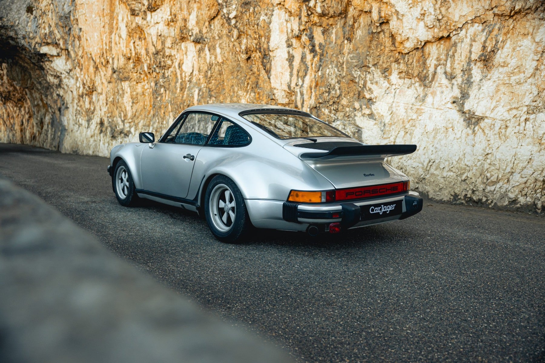 Porsche 930 Turbo 3.0 1977 en gris claro - exterior