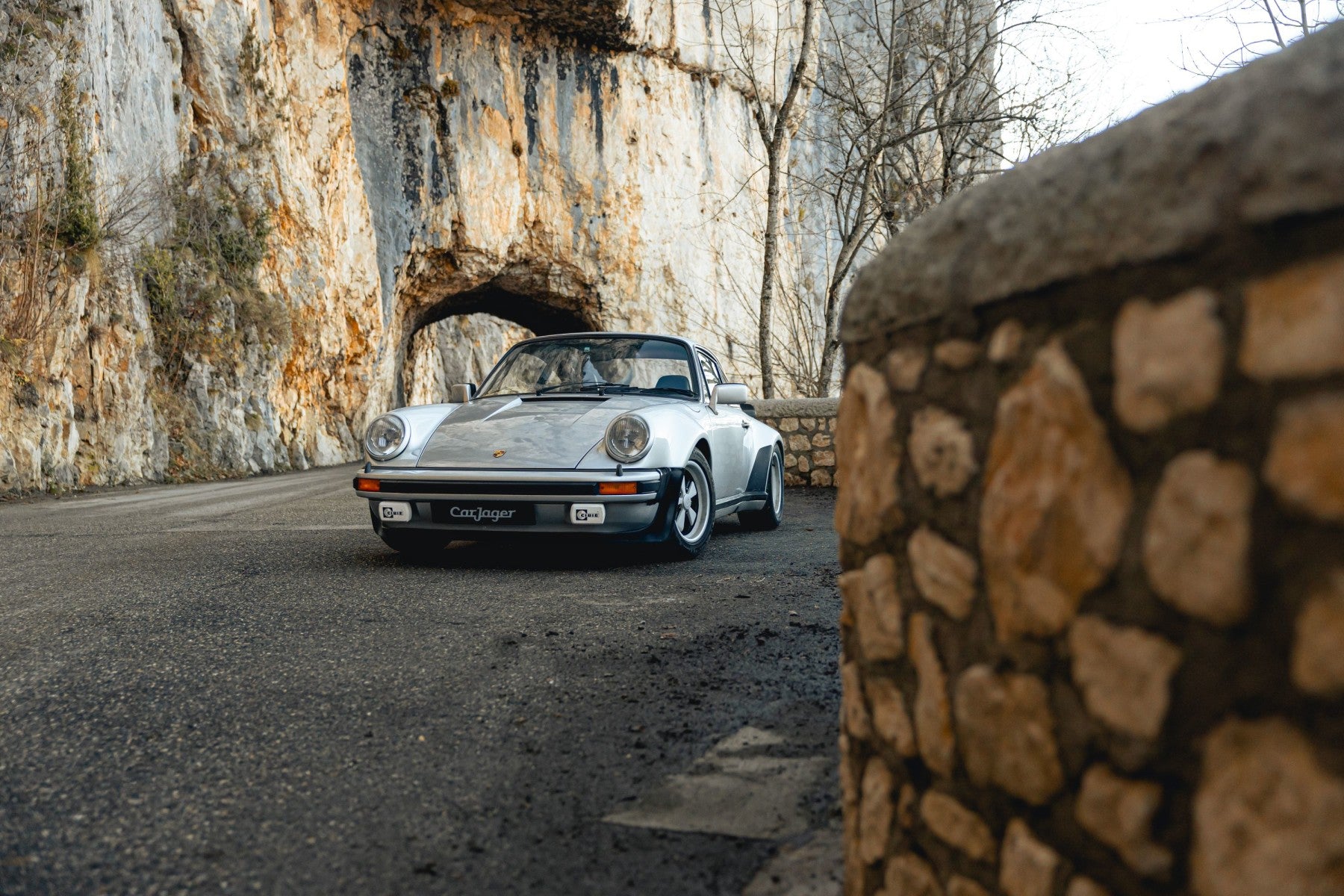 Porsche 930 Turbo 3.0 1977 en gris claro - exterior