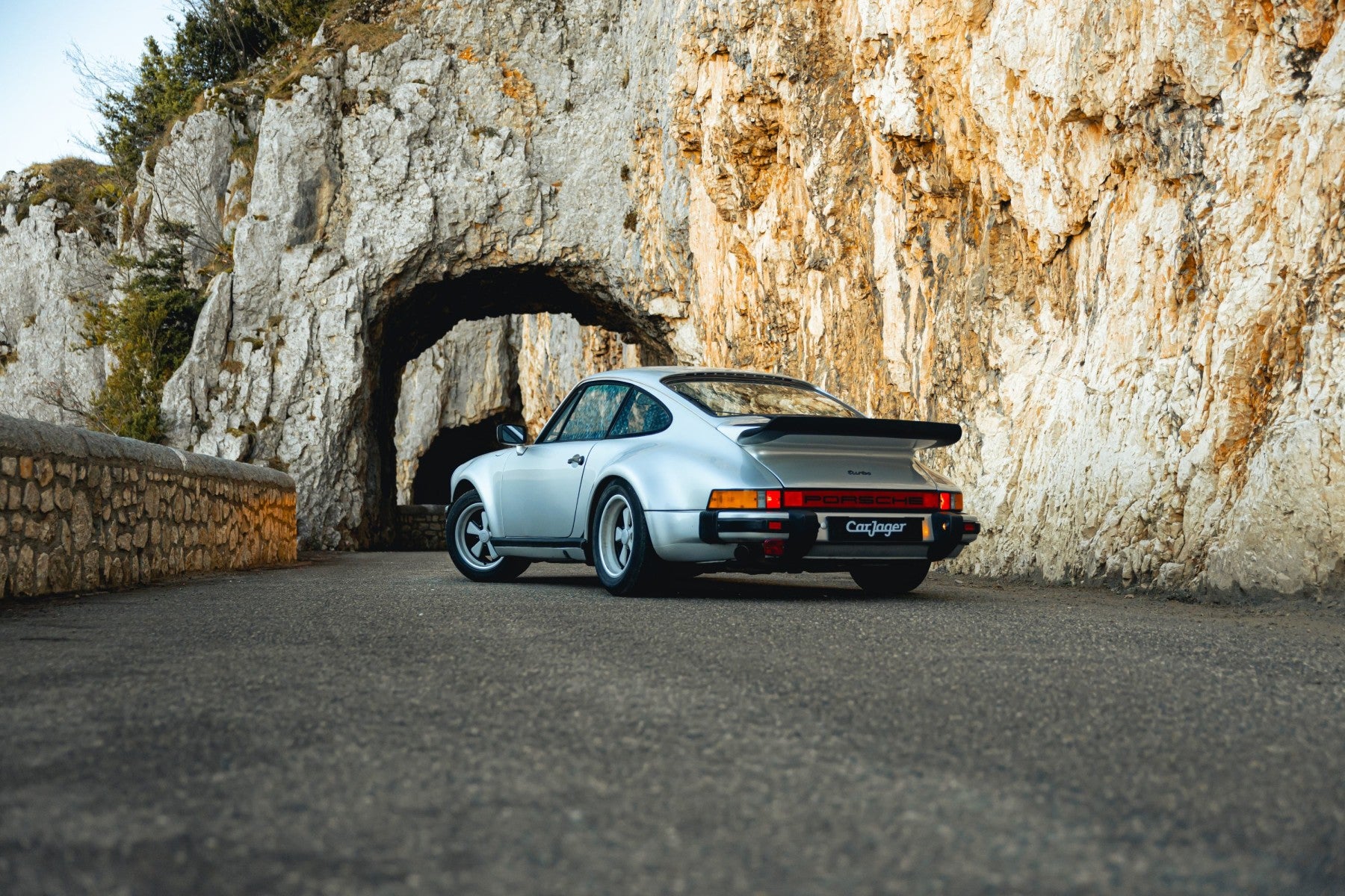 Porsche 930 Turbo 3.0 1977 en gris claro - exterior