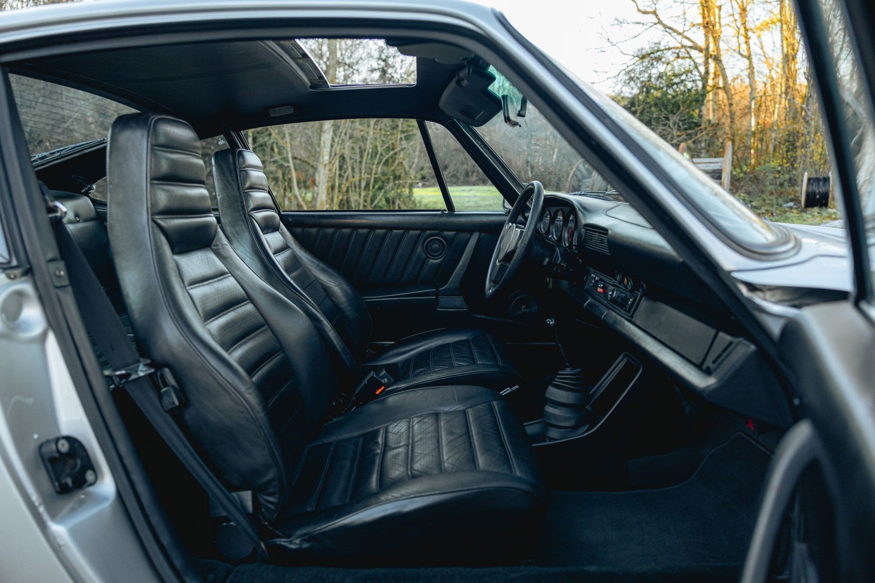 Porsche 930 Turbo 3.0 1977 en gris claro - interior