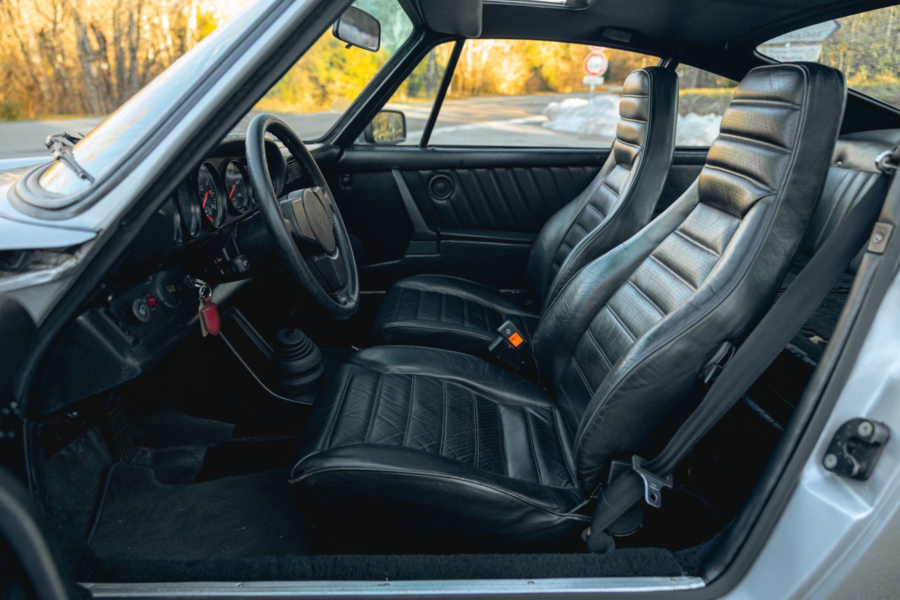 Porsche 930 Turbo 3.0 1977 en gris claro - interior