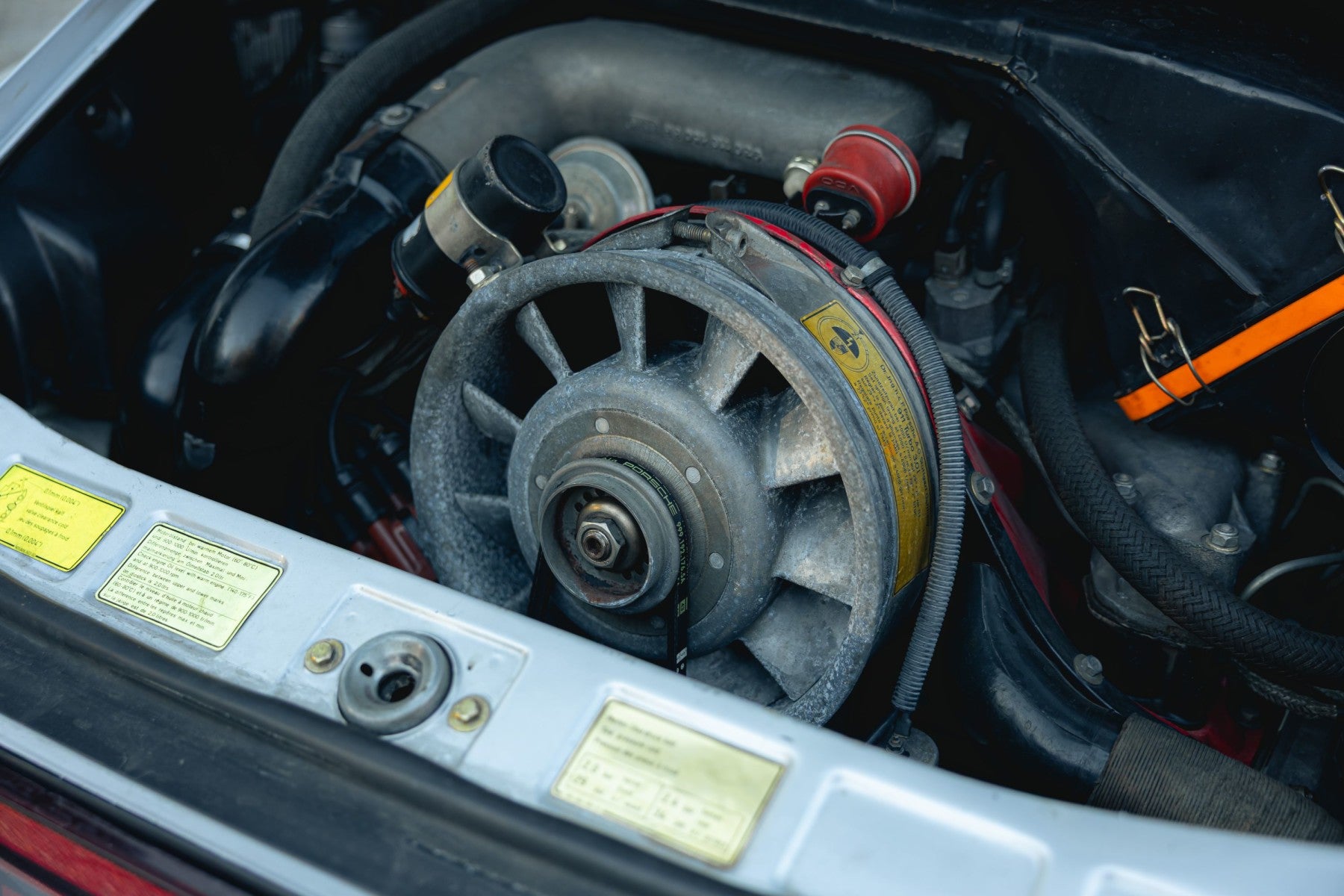 Porsche 930 Turbo 3.0 1977 en gris claro - motor y mecanica