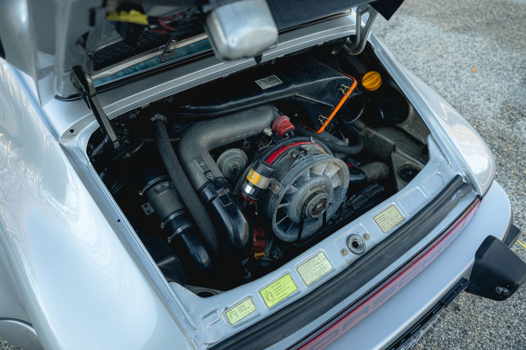 Porsche 930 Turbo 3.0 1977 en gris claro - motor y mecanica