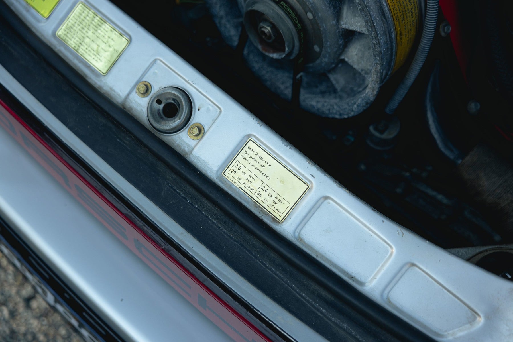 Porsche 930 Turbo 3.0 1977 en gris claro - motor y mecanica