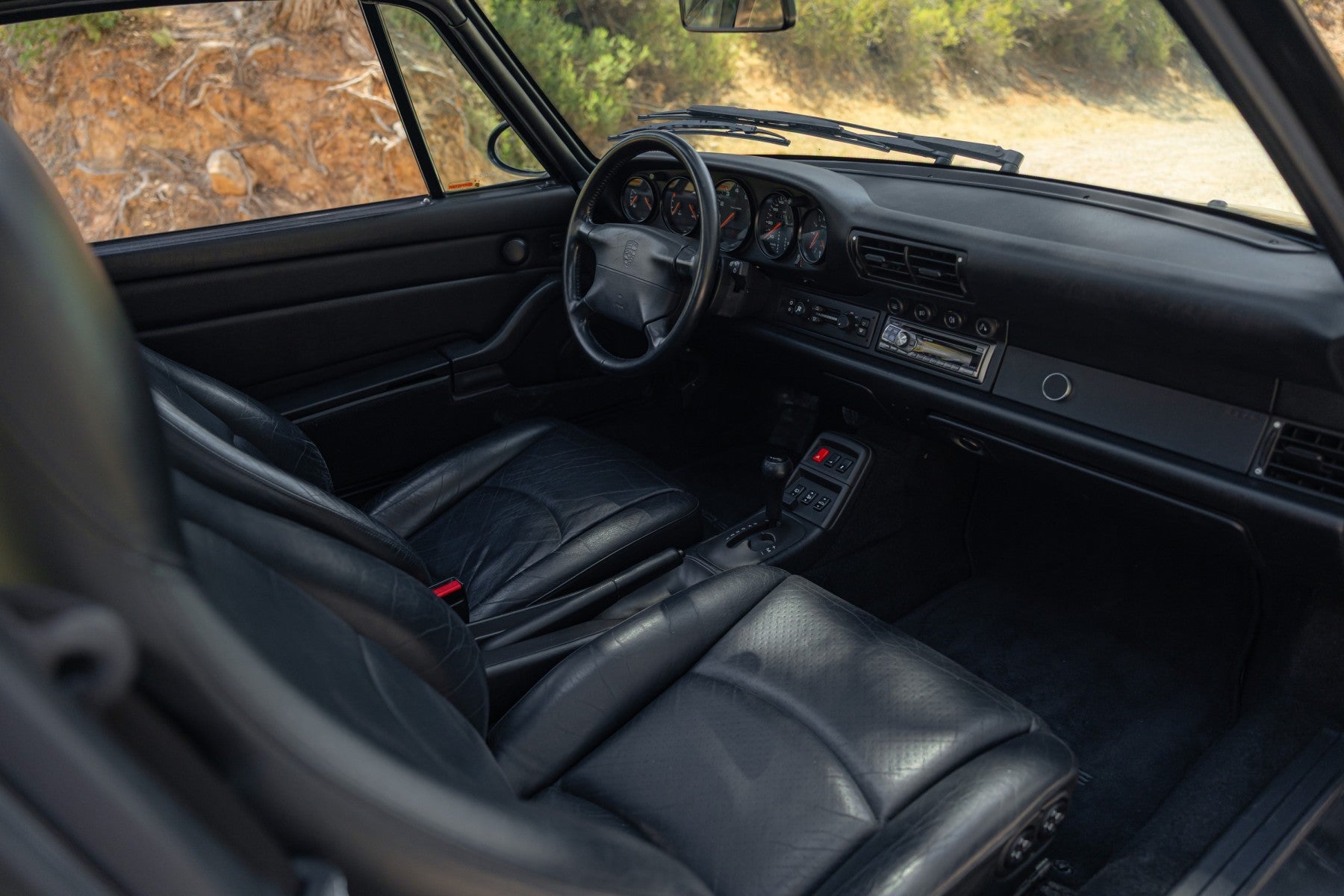 Porsche 993 Carrera 2 Tiptronic 1994 en negro - interior
