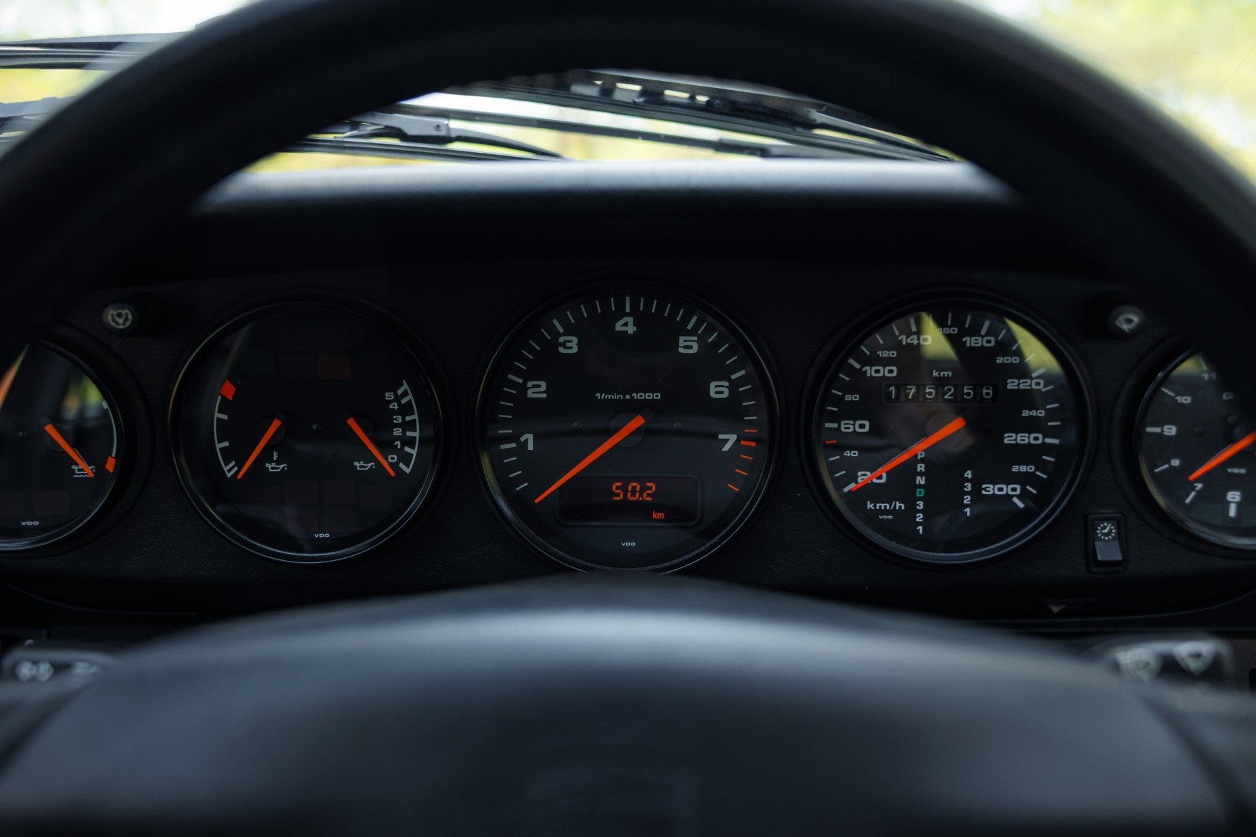 Porsche 993 Carrera 2 Tiptronic 1994 en negro - interior