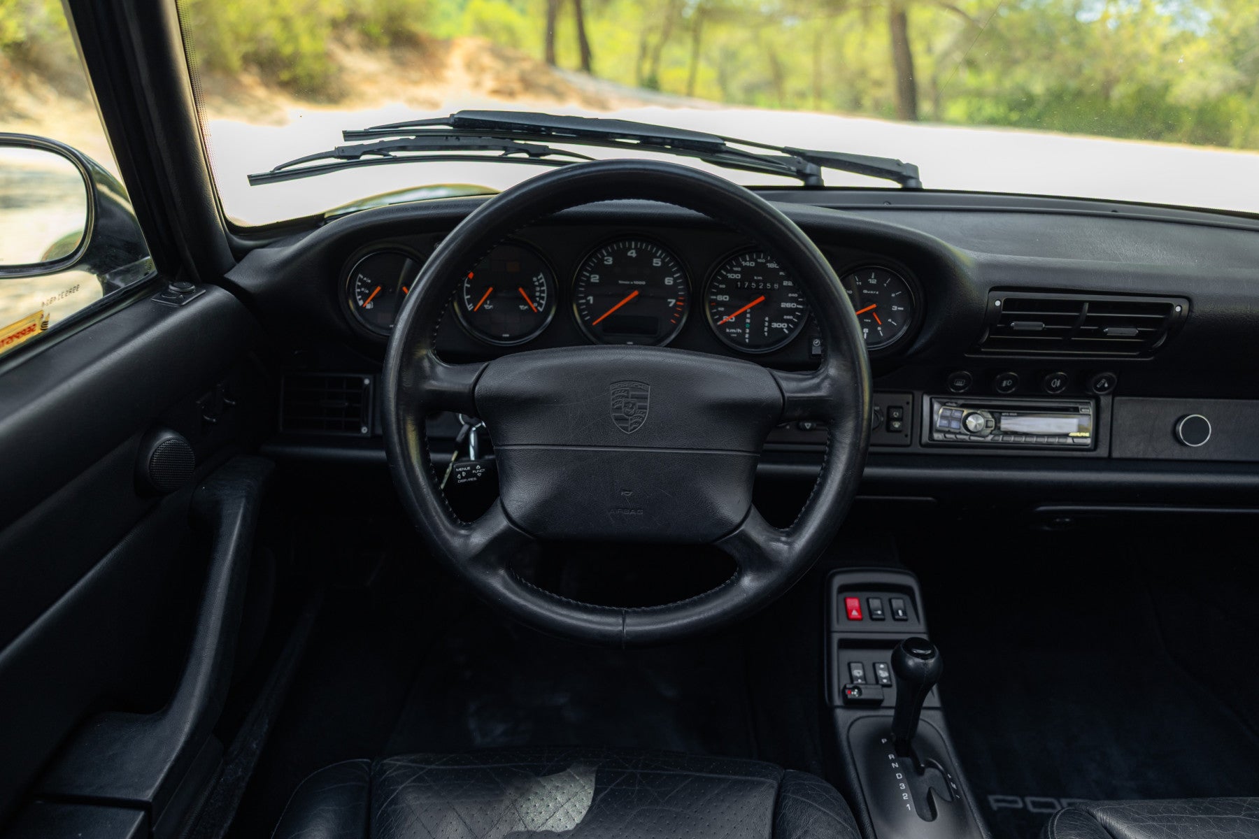 Porsche 993 Carrera 2 Tiptronic 1994 en negro - interior