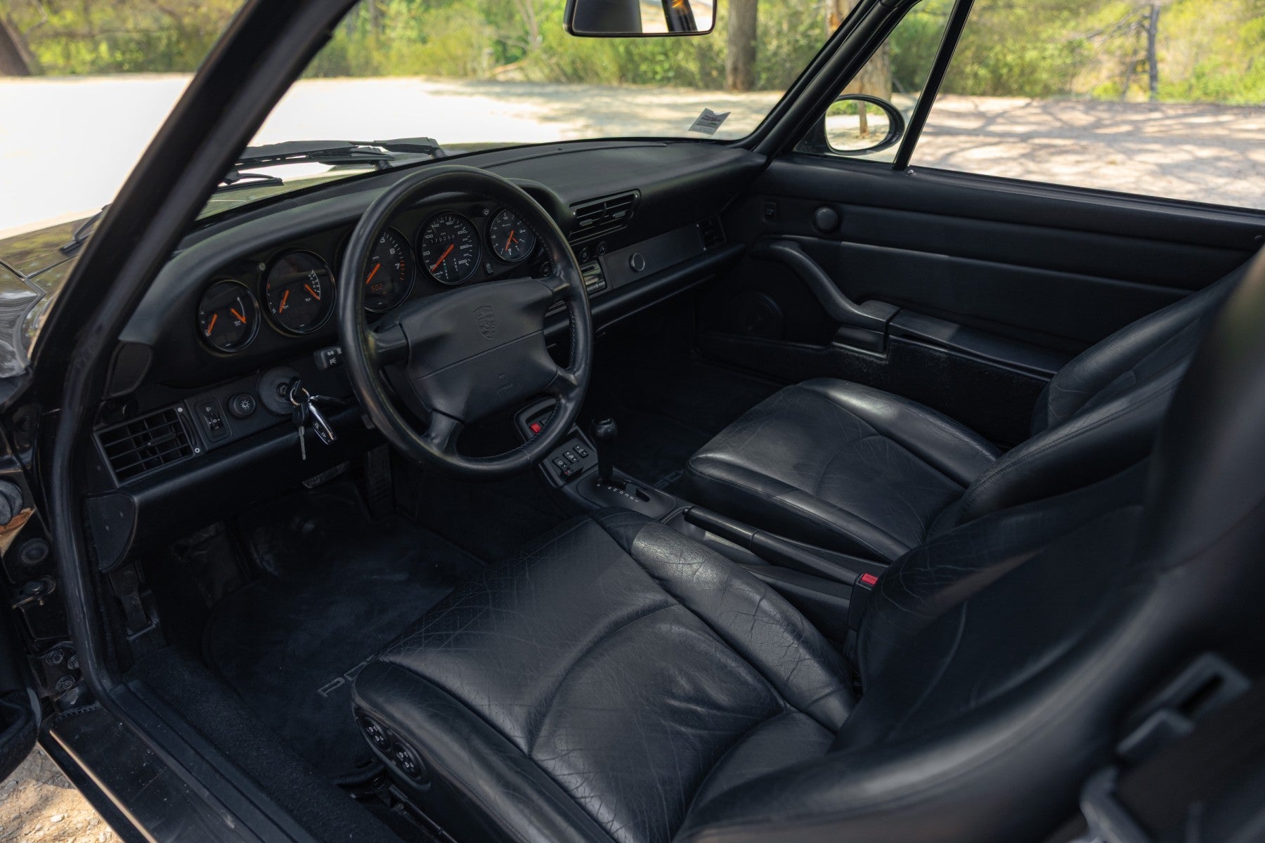 Porsche 993 Carrera 2 Tiptronic 1994 en negro - interior