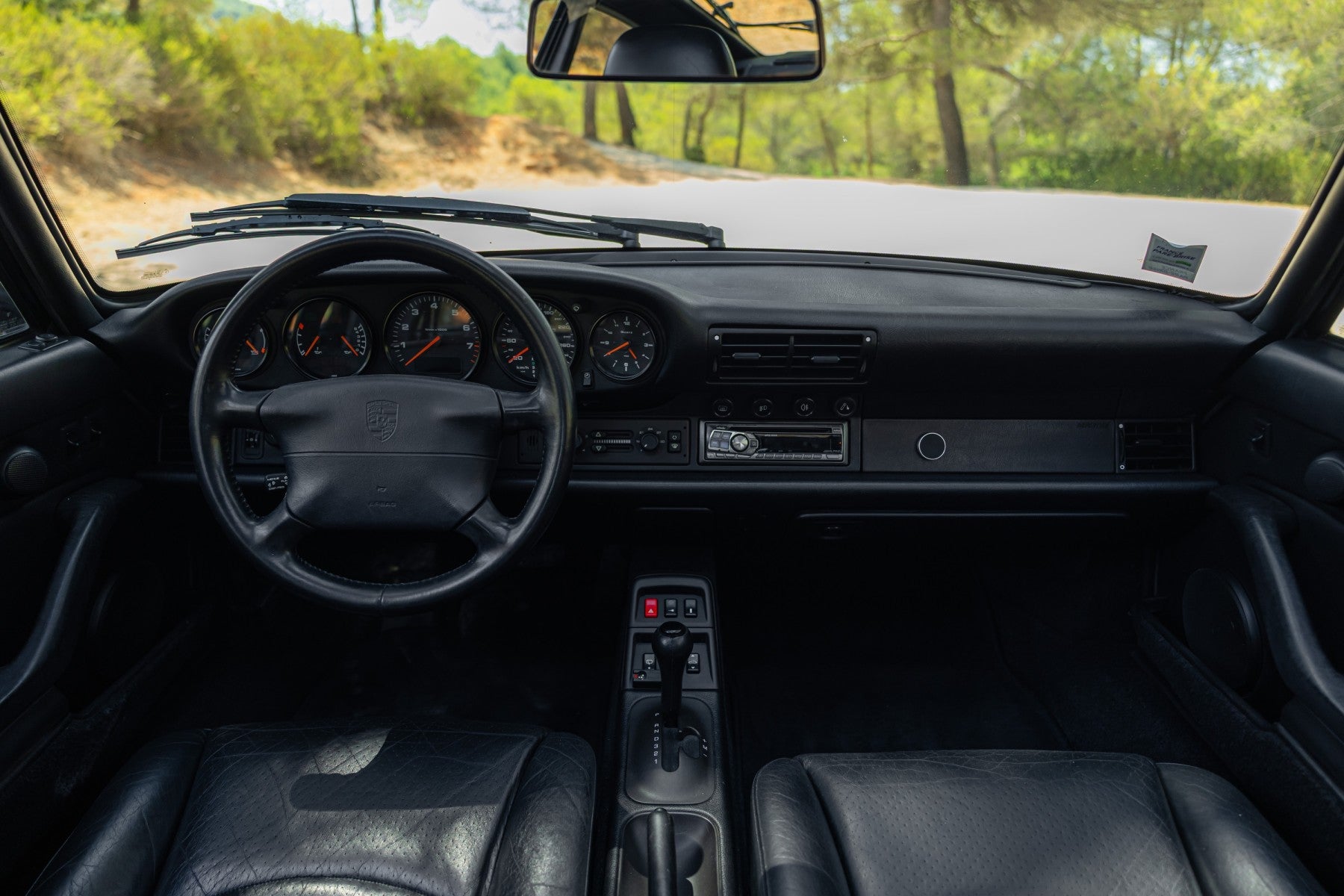 Porsche 993 Carrera 2 Tiptronic 1994 en negro - interior