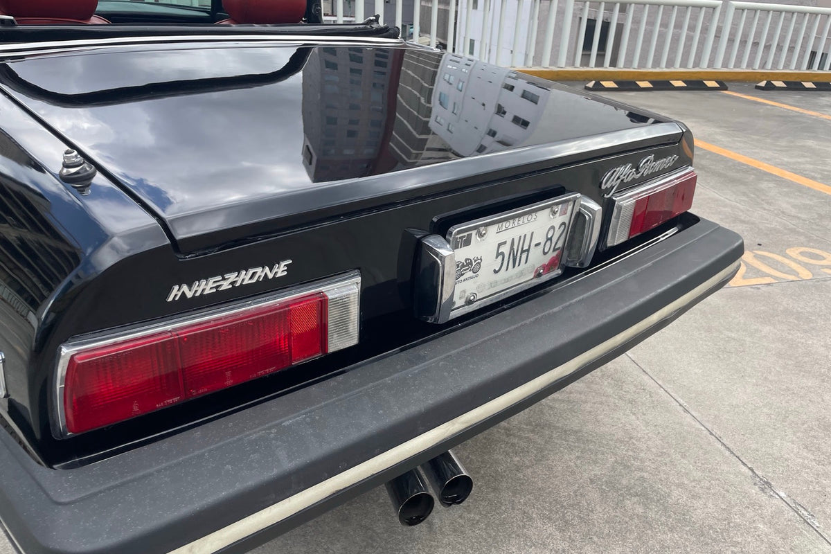 Alfa Romeo Spider 2000 1978, detalle trasero con emblema Iniezione