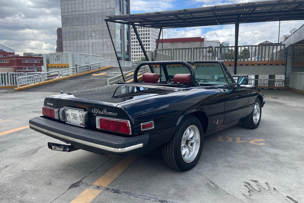Alfa Romeo Spider 2000 1978, tres cuartos trasero con capota abierta