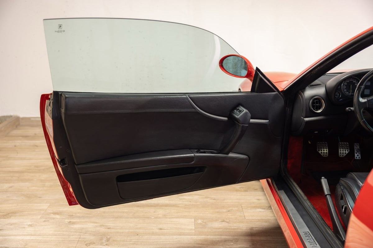 Ferrari 550 Maranello 1997, puerta abierta con panel en piel