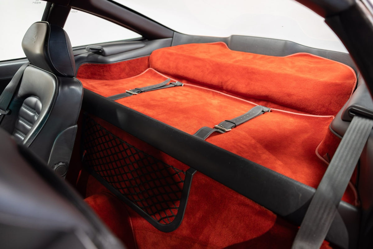 Ferrari 550 Maranello 1997, repisa trasera en alcantara roja
