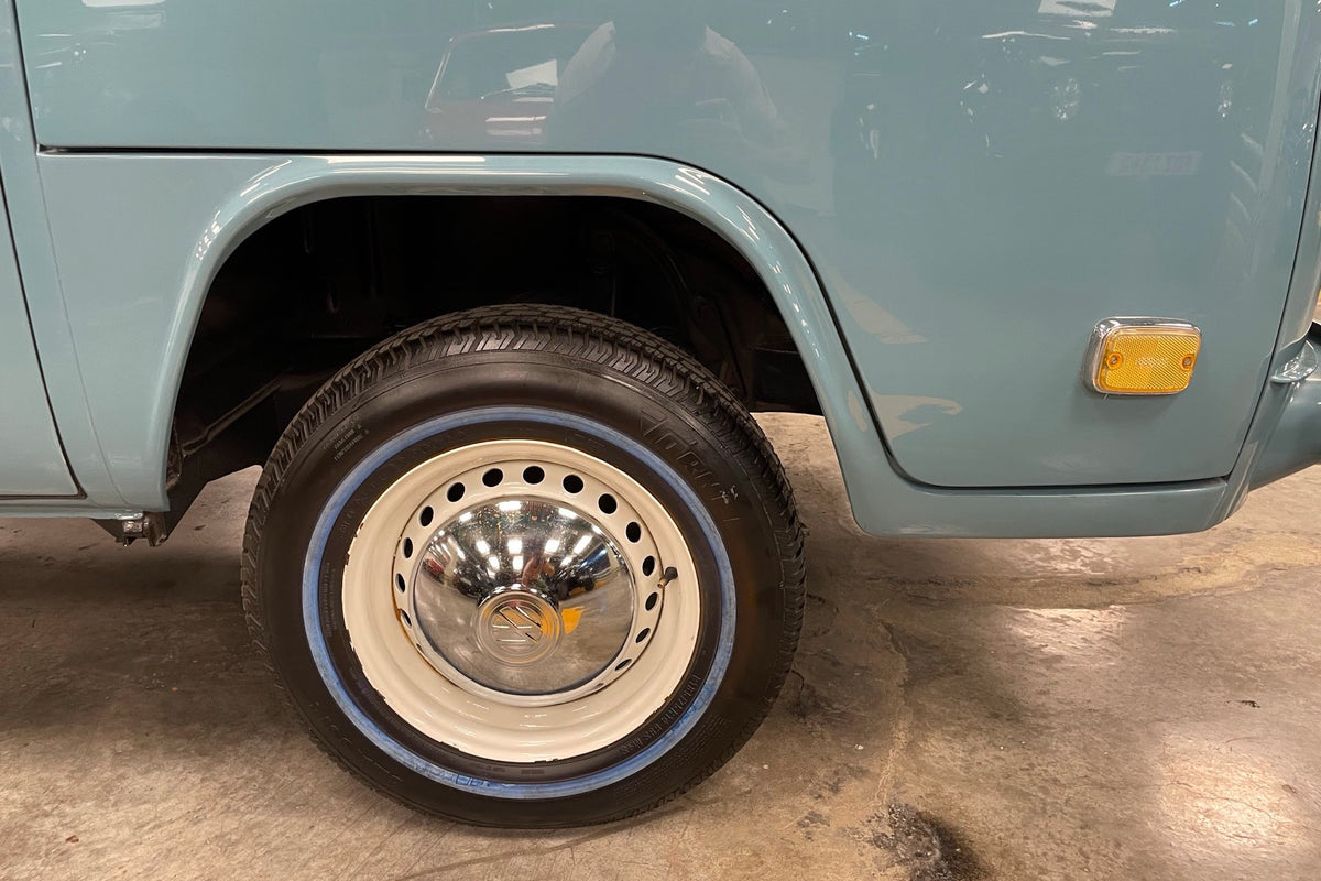Volkswagen Combi Westfalia 1978, rueda delantera con llanta de cara blanca