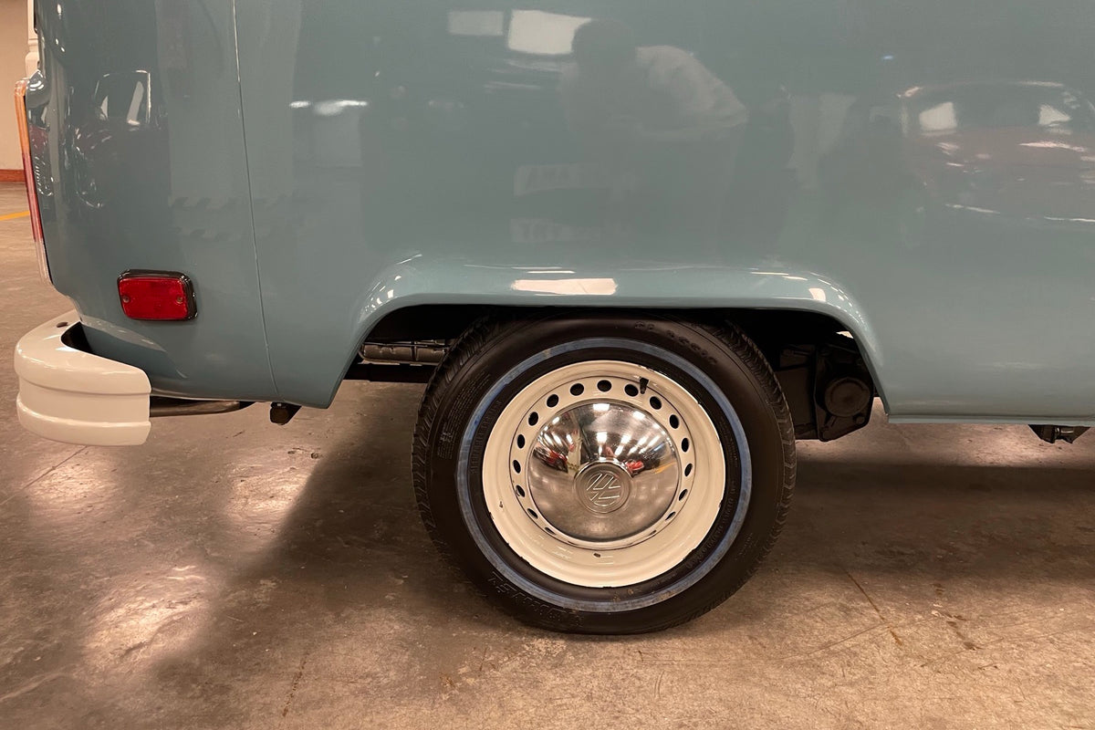Volkswagen Combi Westfalia 1978, rueda trasera con llanta de cara blanca