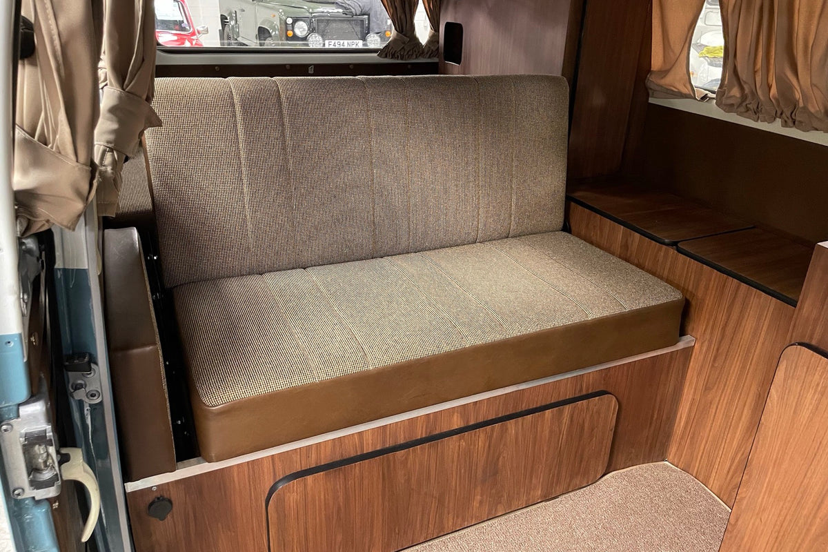 Volkswagen Combi Westfalia 1978, banca-cama tipo sofa tapizada