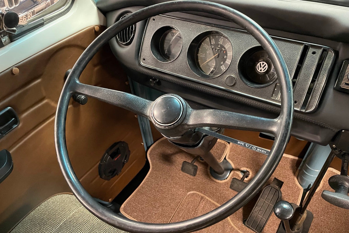 Volkswagen Combi Westfalia 1978, volante y tablero con instrumentos