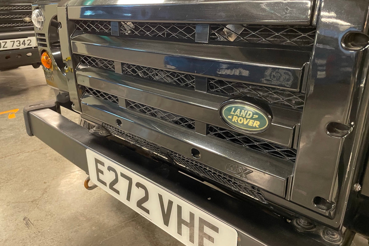 Land Rover Defender 110 TD4 2008, parrilla frontal y emblema Land Rover