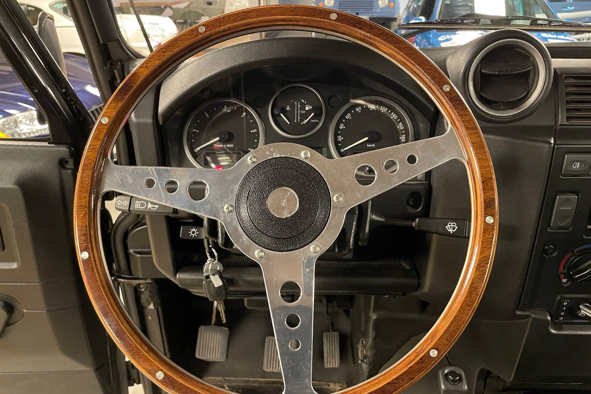 Land Rover Defender 110 TD4 2008, volante de madera e instrumentos