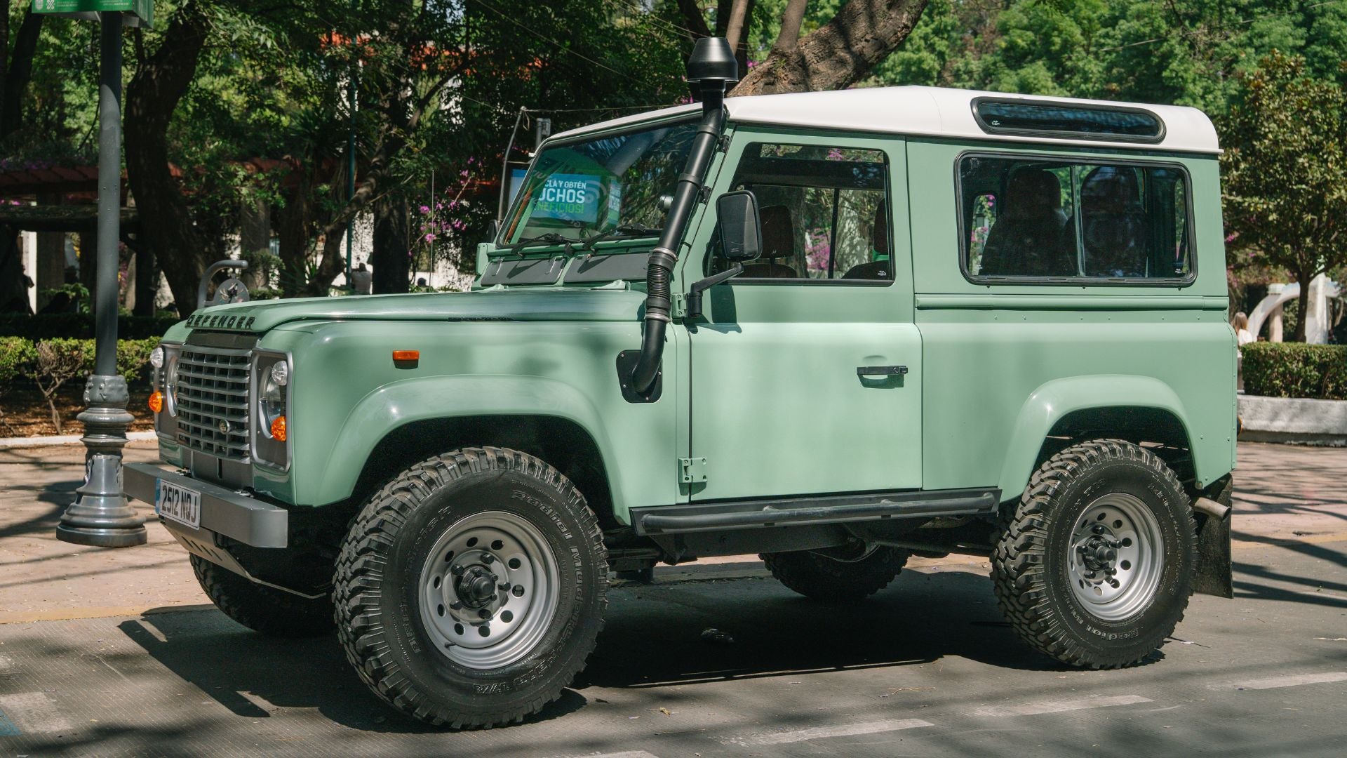 Land Rover Defender 90 1990