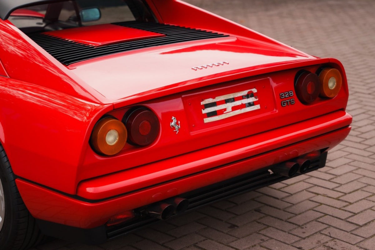 Ferrari 328 GTS 1987, tres cuartos trasero con techo removido
