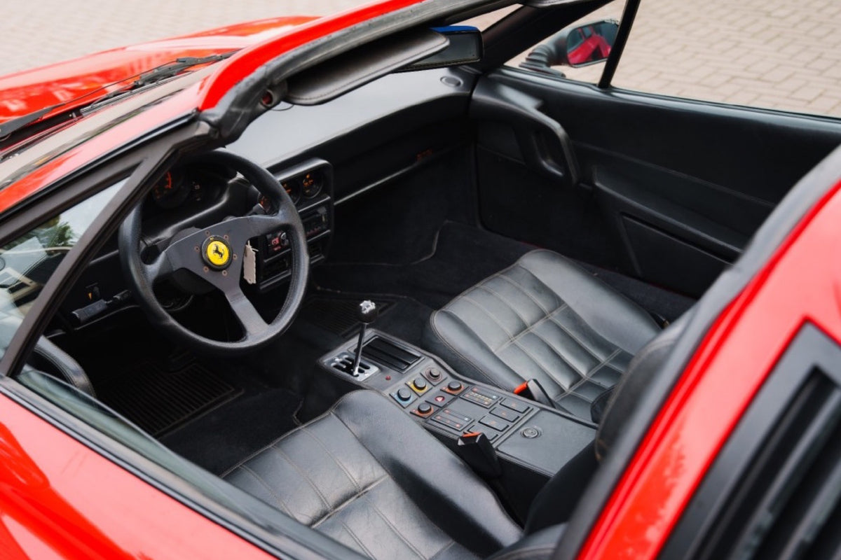 Ferrari 328 GTS 1987, tablero y volante