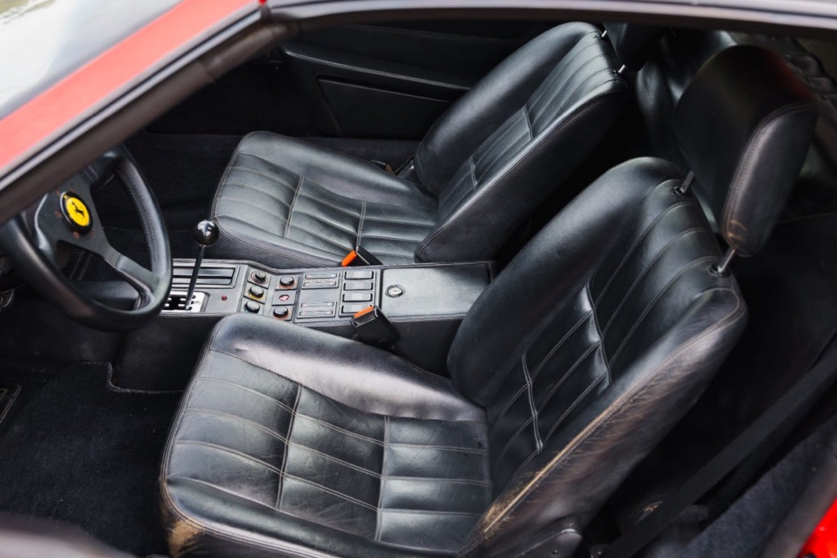 Ferrari 328 GTS 1987, interior en piel negra