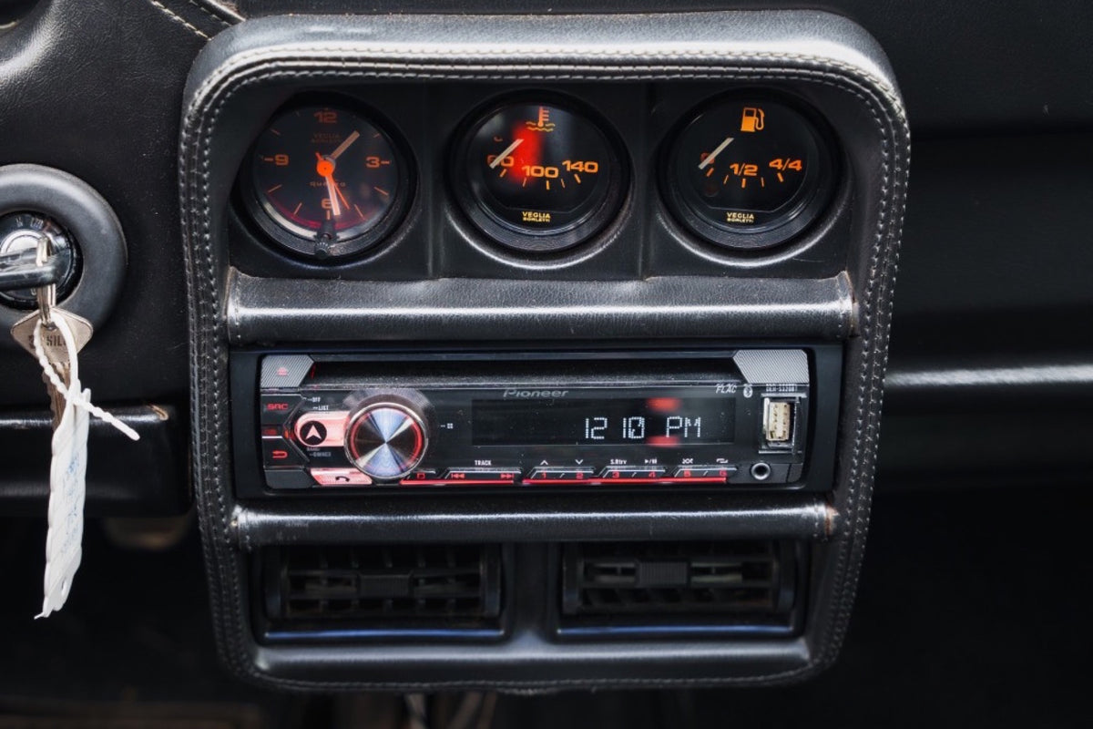 Ferrari 328 GTS 1987, consola central e instrumentos
