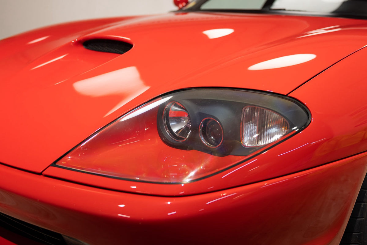 Ferrari 550 Maranello 1997, detalle de faro y cofre