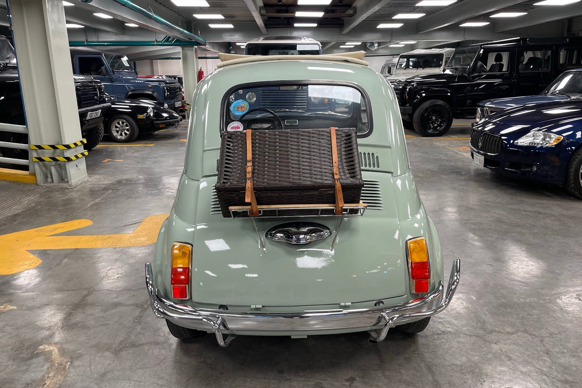 Fiat 500F 1969, vista trasera con porta maletas
