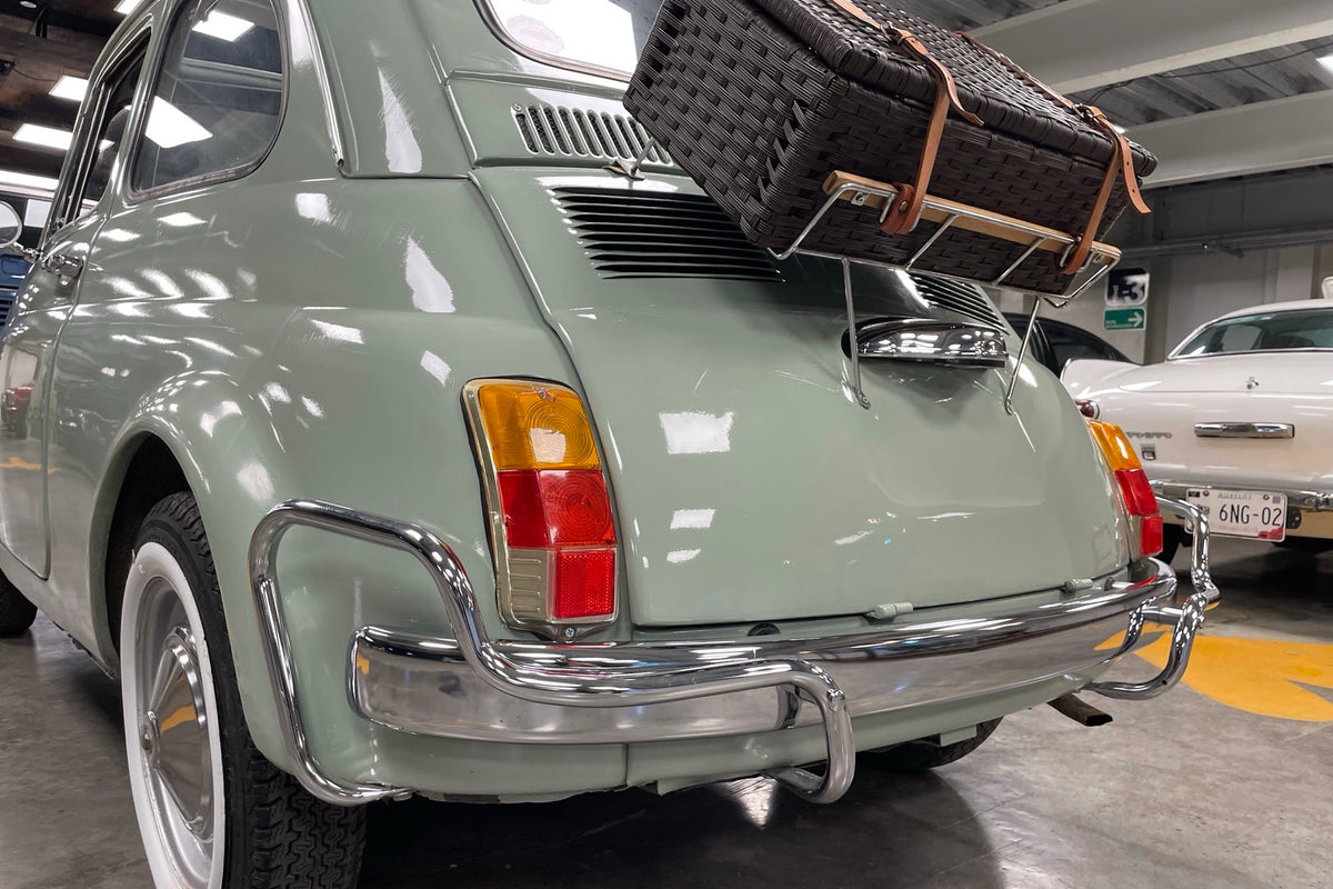 Fiat 500F 1969, porta maletas con maleta de mimbre