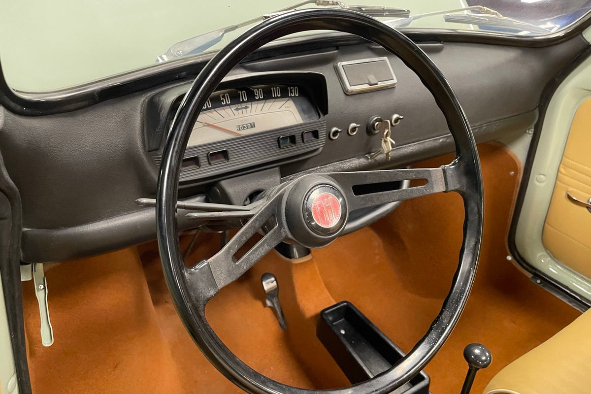 Fiat 500F 1969, volante y tablero