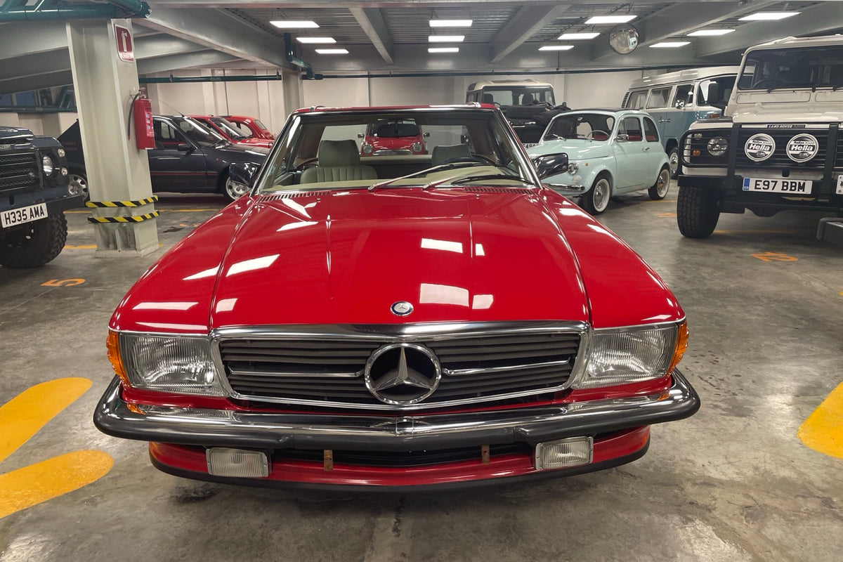 Mercedes 560 SL 1989 rojo, vista frontal y parrilla