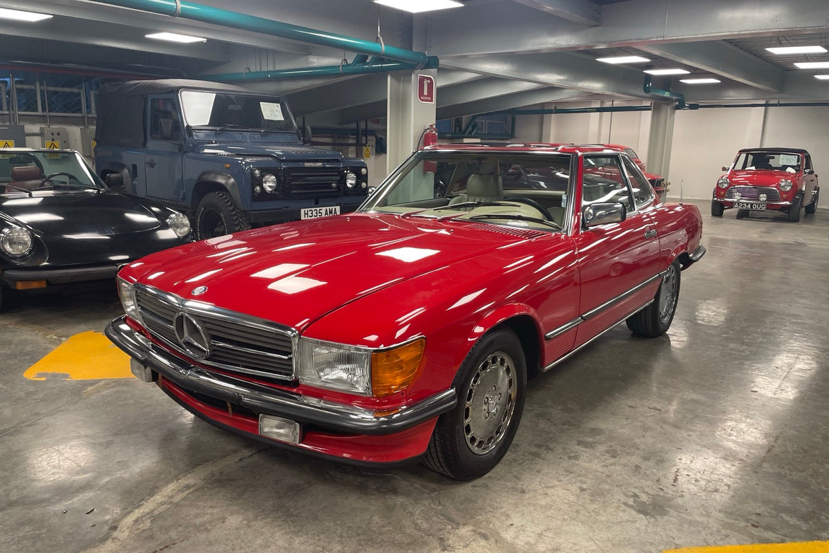Mercedes 560 SL 1989, frontal tres cuartos lado izquierdo con hardtop