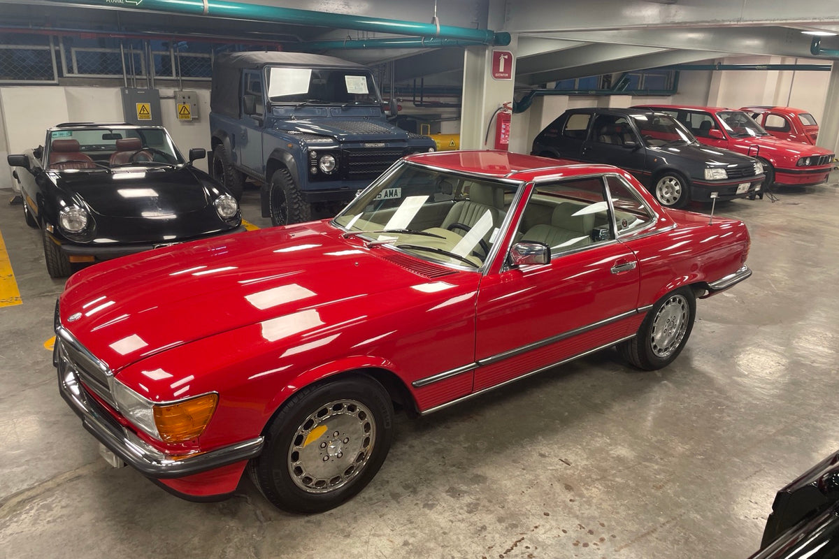 Mercedes 560 SL 1989, tres cuartos lado derecho