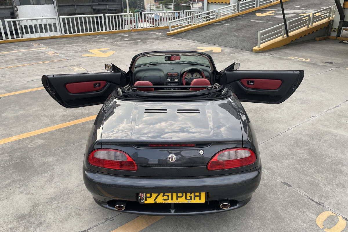 MG MGF 1996, vista trasera con capota abierta