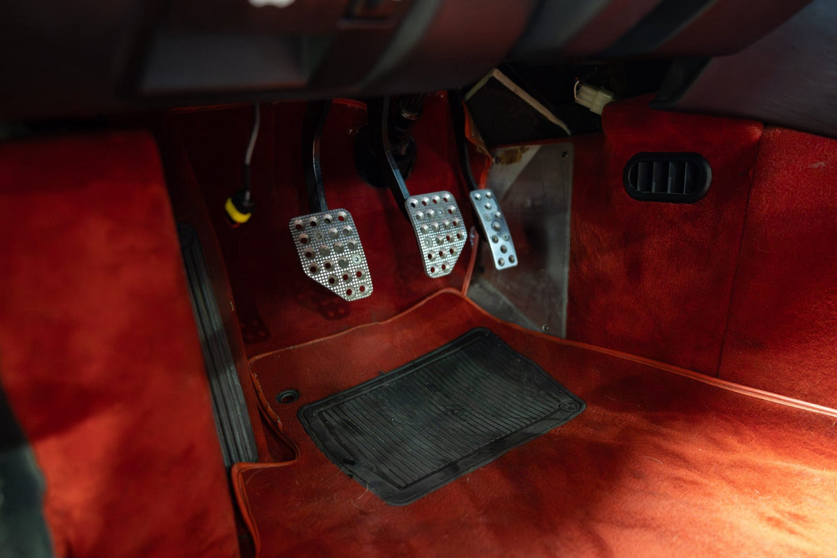 Ferrari 550 Maranello 1997, pedalera de aluminio y moqueta roja
