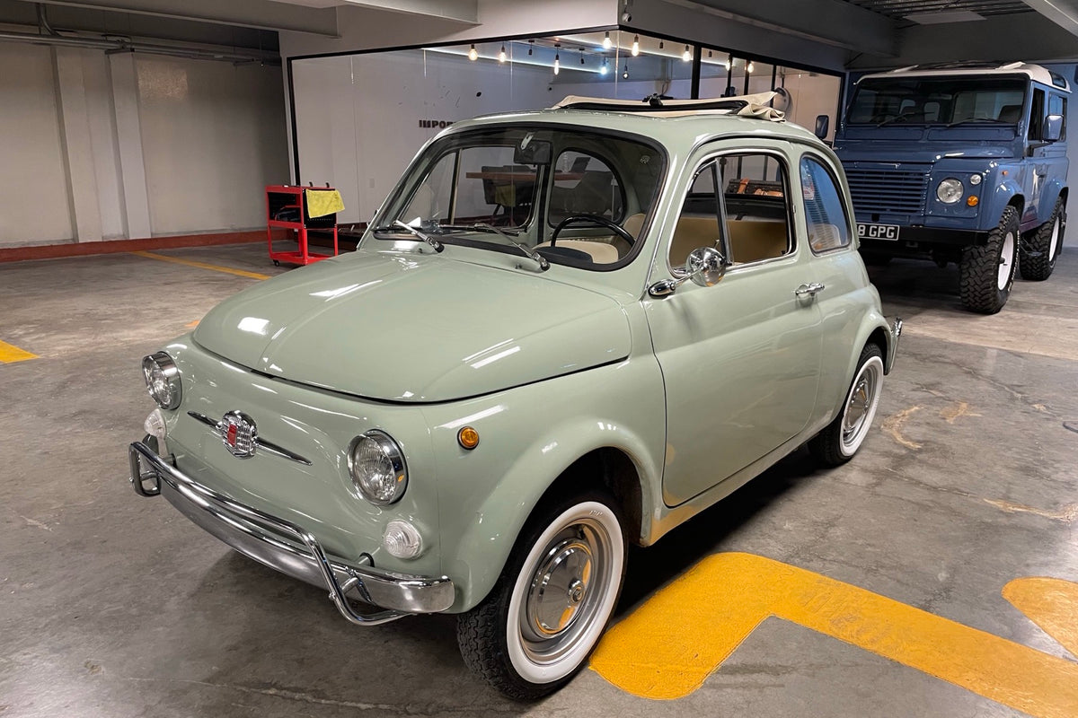Fiat 500F 1969 verde con techo de lona abierto, vista frontal tres cuartos