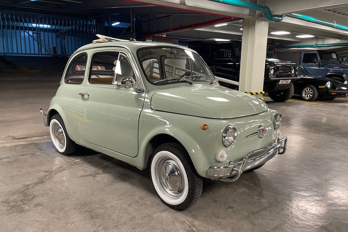 Fiat 500F 1969 verde, frontal tres cuartos lado derecho con techo de lona abierto