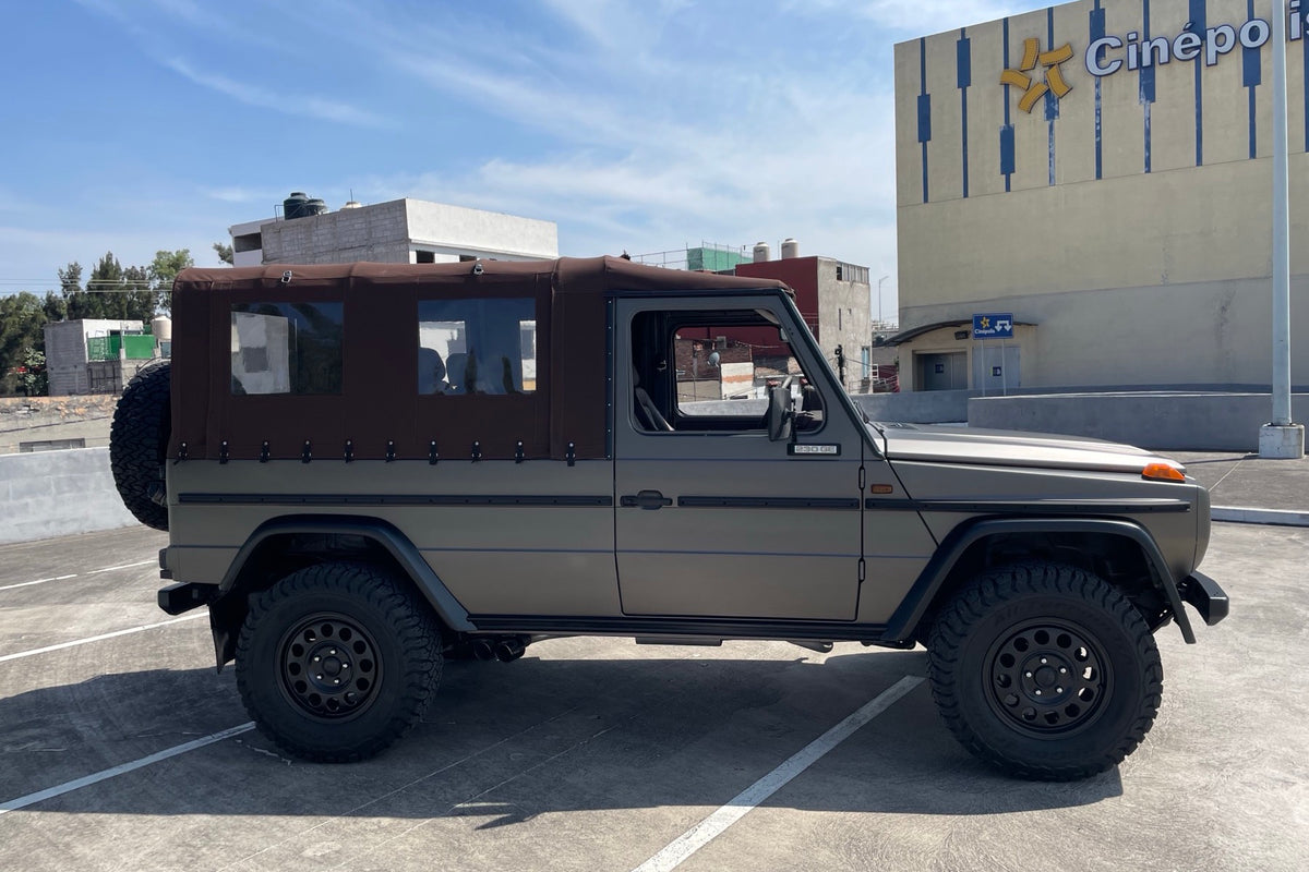 Mercedes-Benz 230 GE Steyr-Puch 1993, perfil lateral derecho con llanta de refaccion