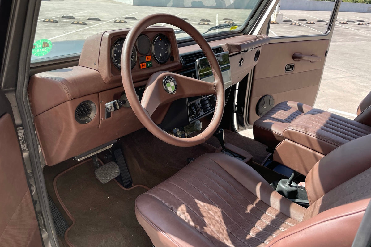 Mercedes-Benz 230 GE Steyr-Puch 1993, tablero y volante en piel