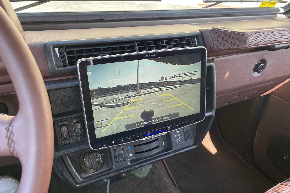 Mercedes-Benz 230 GE Steyr-Puch 1993, pantalla Alpine con camara de reversa