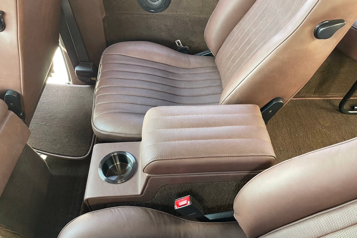 Mercedes-Benz 230 GE Steyr-Puch 1993, asientos traseros con consola